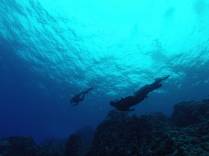 Final de mergulho nas águas roxas da Ilha da Páscoa, território chileno no meio do Oceano Pacífico